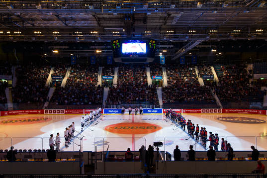 Eisbären Berlins och Djurgårdens spelare ställer upp sig