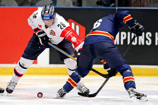 Eisbären Berlins Florian Busch och Djurgårdens Marcus