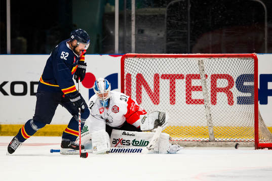 Djurgårdens Mikael Ahlén framför Eisbären Berlins