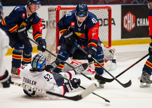 Eisbären Berlins Sven Ziegler och Djurgårdens Alexander