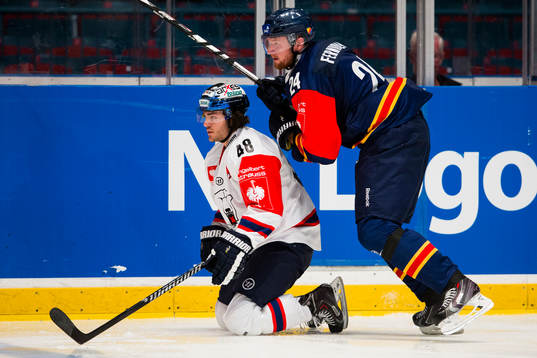 Eisbären Berlins Julian Talbot och Djurgårdens Daniel