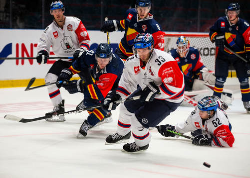 Djurgårdens Alexander Falk och Eisbären Berlins Petr Pohl