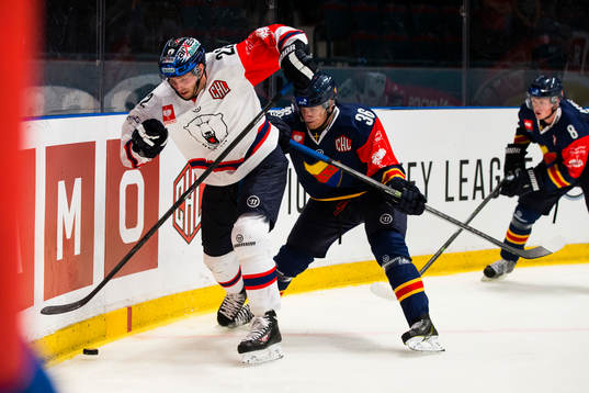 Eisbären Berlins Barry Tallackson och Djurgårdens Philip