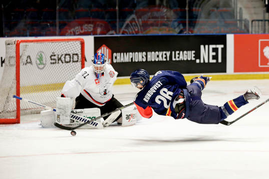 Djurgårdens David Rundqvist faller framför Eisbären
