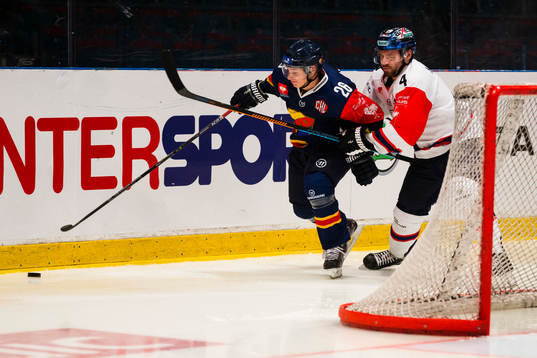 Djurgårdens David Rundqvist jagas av Eisbären Berlins