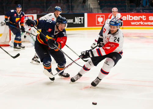 Djurgårdens Robin Alvarez i kamp om pucken med Eisbären
