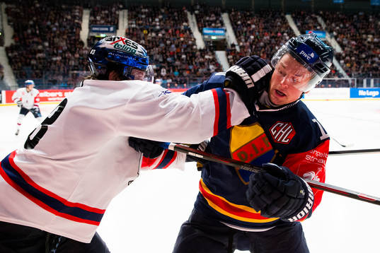 Eisbären Berlins Matthew Foy och Djurgårdens Joakim