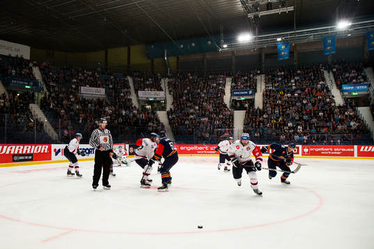 Eisbären Berlins Mark Bell jagar pucken