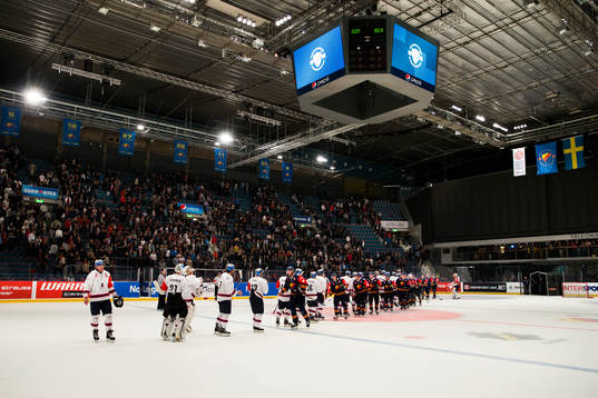 Eisbären Berlins och Djurgårdens spelare tackar varann