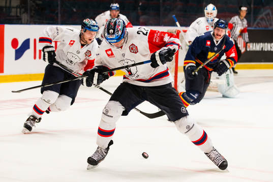 Eisbären Berlins Barry Tallackson med pucken