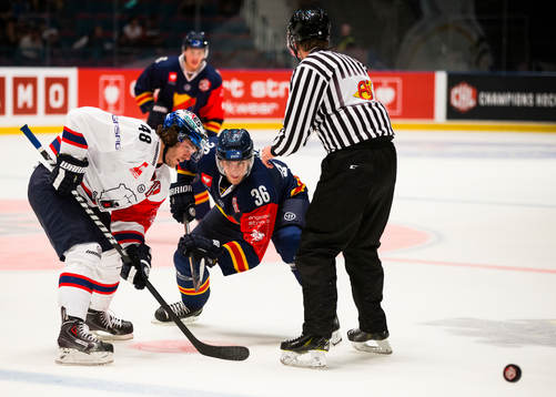 Eisbären Berlins Julian Talbot och Djurgårdens Philip