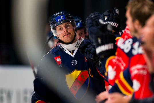 Djurgårdens Joakim Eriksson gratuleras av spelarna i båset