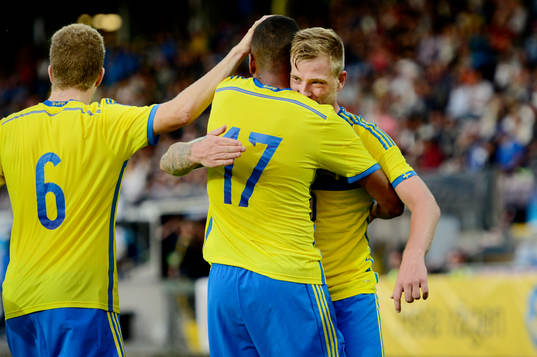 Sverige Isaac Kiese Thelin kramas om av John Guidetti och