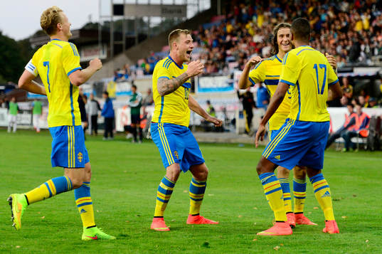 Sverige Oscar Hiljemark, John Guidetti firar Isaac Kiese