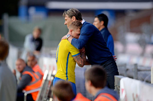 Sverige John Guidetti byts ut och kramas om av
