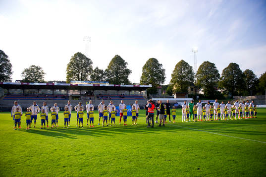 Lagen står uppställda vid lineup innan fotbollsmatchen i