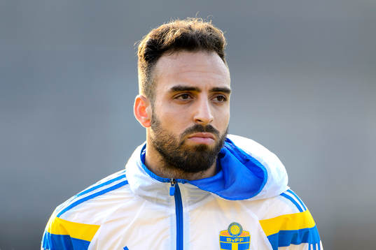 Sveriges Abdul Khalili vid lineup innan fotbollsmatchen i