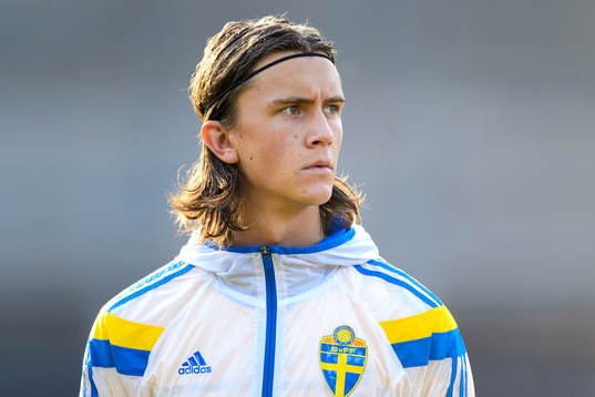 Sveriges Kristoffer Olsson vid lineup innan fotbollsmatchen