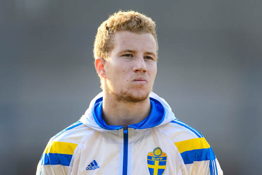 Sveriges Simon Gustafson vid lineup innan fotbollsmatchen i