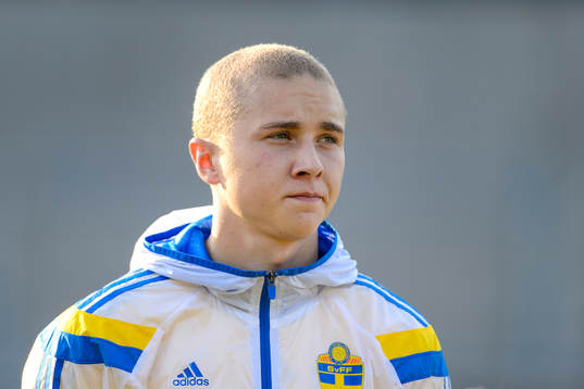 Sveriges Sebastian Holmén vid lineup innan fotbollsmatchen