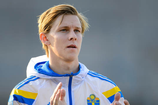 Sveriges Emil Krafth vid lineup innan fotbollsmatchen i