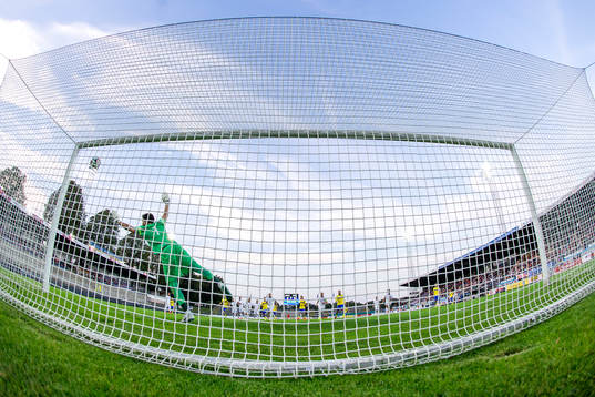 Sveriges John Guidetti gör mål på en frispark