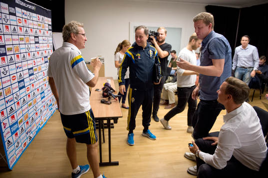 Sveriges förbundskapten Erik Hamrén skäller ut