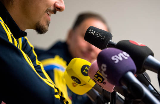 Mikrofoner runt Sveriges Zlatan Ibrahimovic