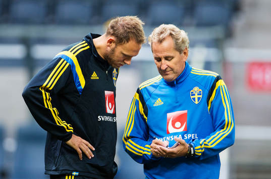 Andreas Granqvist i samtal med förbundskapten Erik Hamrén