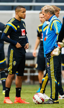 Martin Olsson i samtal med förbundskapten Erik Hamrén