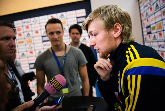 Emil Forsberg blir intervjuad av media