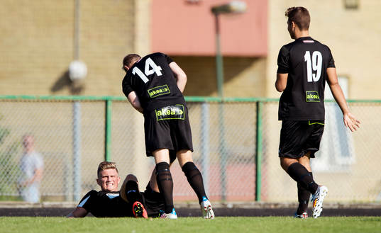 Höllvikens Erik Pärsson har gjort 3-0 och får kramp