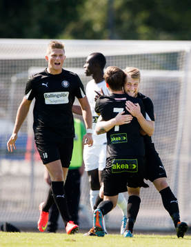 Höllvikens Erik Pärson och Dino Mesic jublar