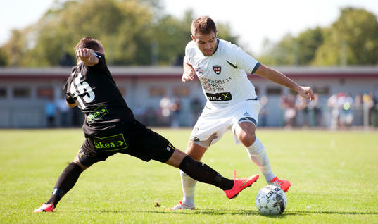 Höllvikens Michel Hansson och FC Rosengårds Erol Demir