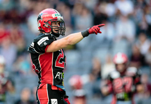 Carlstad Crusaders Ville Olsson firar en interception och