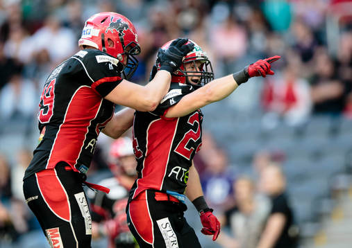 Carlstad Crusaders Ville Olsson firar en interception och