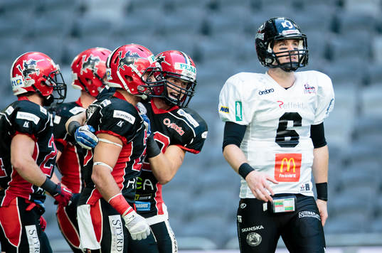 a höger i Carlstad Crusaders) gör en touchdown och