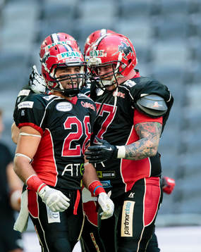 Carlstad Crusaders Jack Moro (v) gör en touchdown och