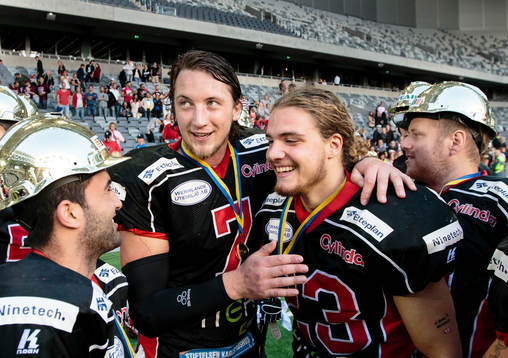 Carlstad Crusaders quarterback Anders Hermodsson (m) firar