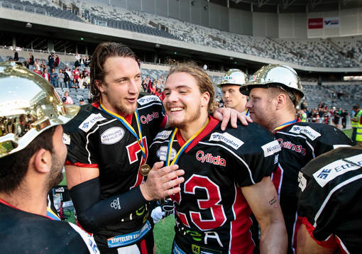 Carlstad Crusaders quarterback Anders Hermodsson (m) firar