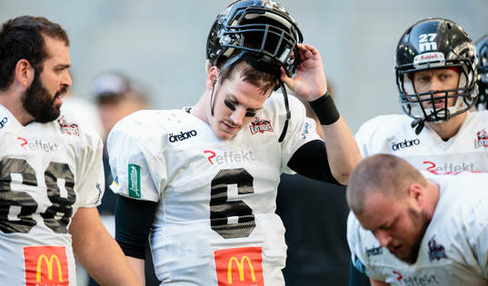 Örebro Black Knights quarterback Joe Clancy ser deppig ut