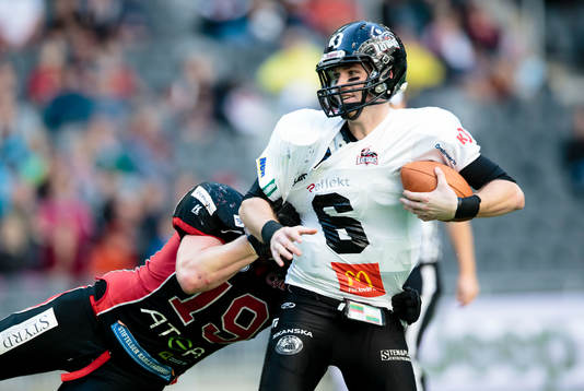 Örebro Black Knights quarterback Joe Clancy hålls i