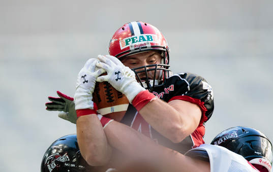 Carlstad Crusaders Bekim Bujari tar emot en boll