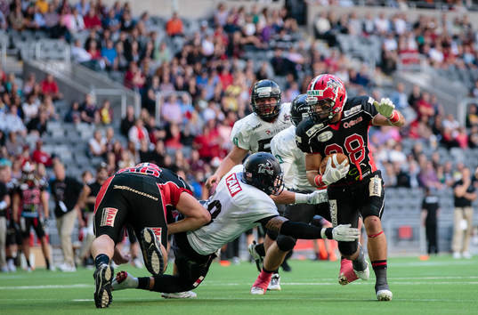 Carlstad Crusaders Jack Moro tar sig förbi en Örebro
