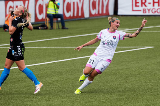 Anja Mittag från Rosengård gör 1-0 och jublar