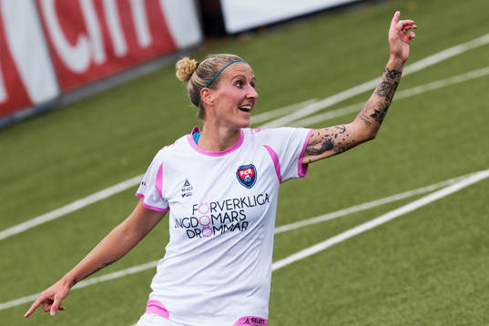 Anja Mittag från Rosengård gör 1-0 och jublar