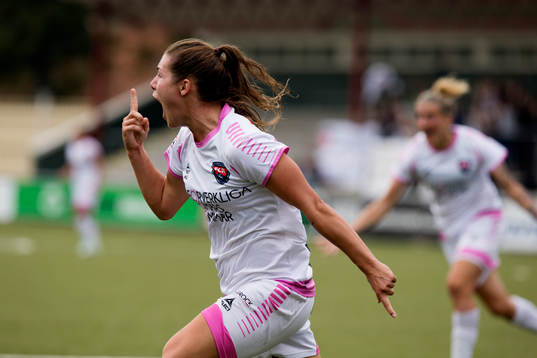 Ramona Bachmann från Rosengård gör 2-1 och jublar