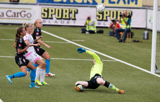 Hedvig Lindahl från Kristianstad får upp en hand och