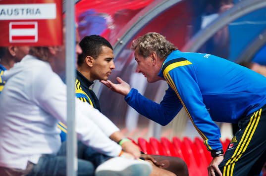 Förbundskapten Erik Hamrén (t h) tröstar Nabil Bahoui