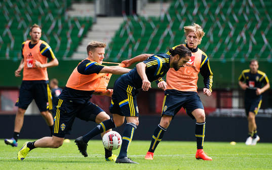 Mattias Johansson, Erkan Zengin och Emil Forsberg kämpar